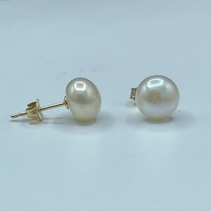 Natural Freshwater Pearl 14k Yellow Gold Stud Earrings | 7 MM Cultured Pearls